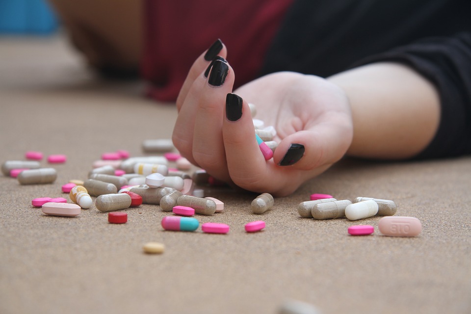 woman's hand with many pills